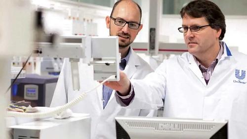 Two scientists in a laboratory