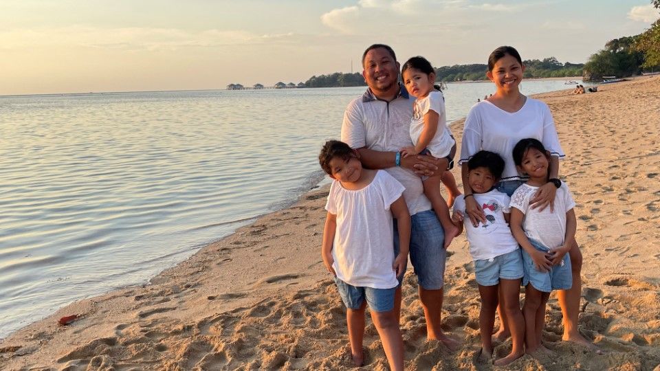 Lemuel on the beach with wife and four daughters