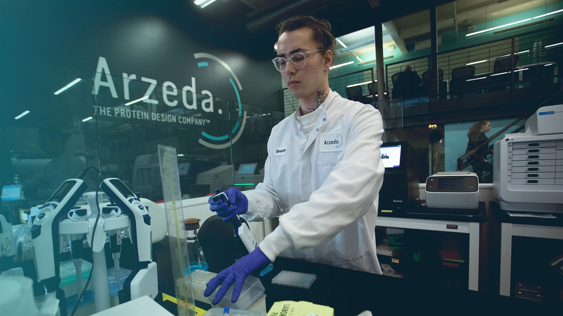 Arzeda scientist in a lab. Unilever and Arzeda use AI to develop performance-boosting enzymes for our cleaning products.