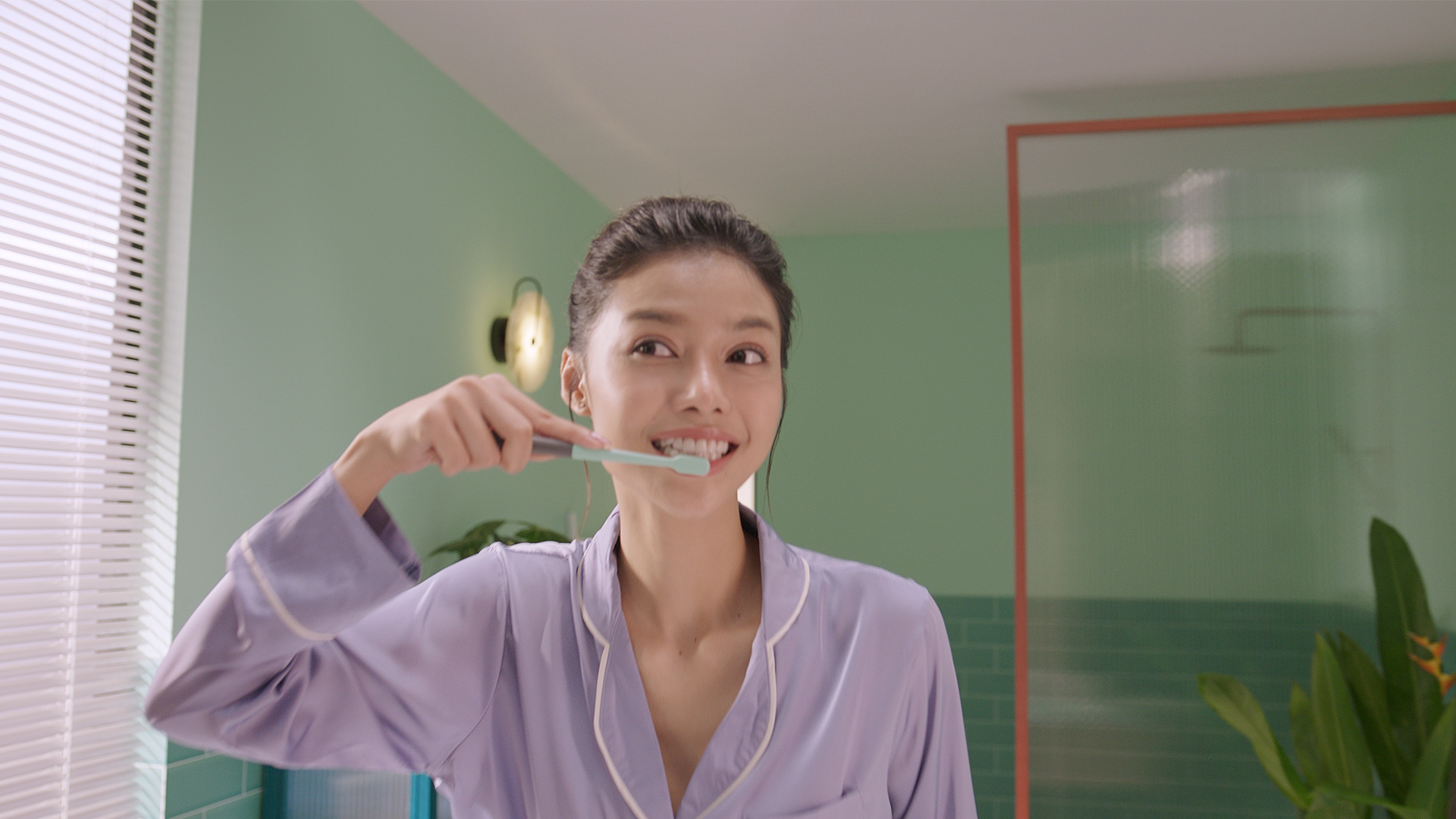 Vietnamese celebrity Lona Kiều Loan brushes her teeth with Closeup.